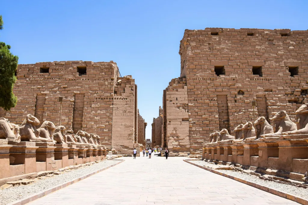 Avenida das Esfinges com Cabeça de Carneiro no Templo de Karnak em Luxor com Book Egypt Travel