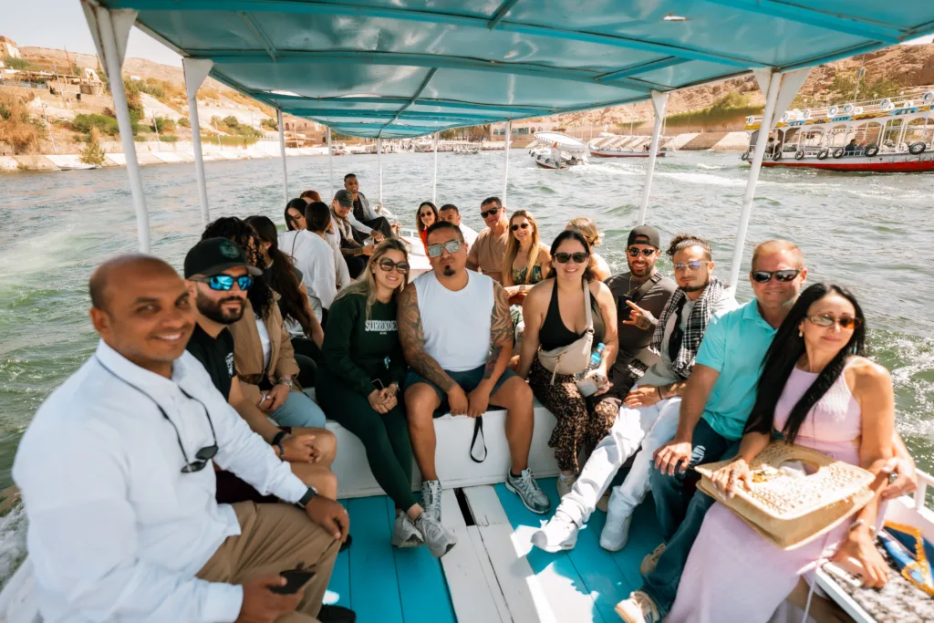 Hóspedes da Book Egypt Travel a desfrutar de um passeio de barco no Nilo em Assuão